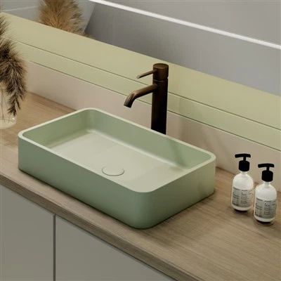 カウンターの上のバスルームのシンク